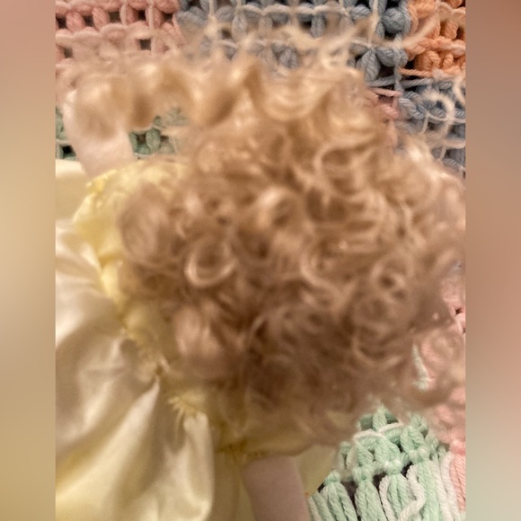 Green Tree Collectible Yellow Dress Lullaby Musical Girl Soft Doll - Picture 9 of 16